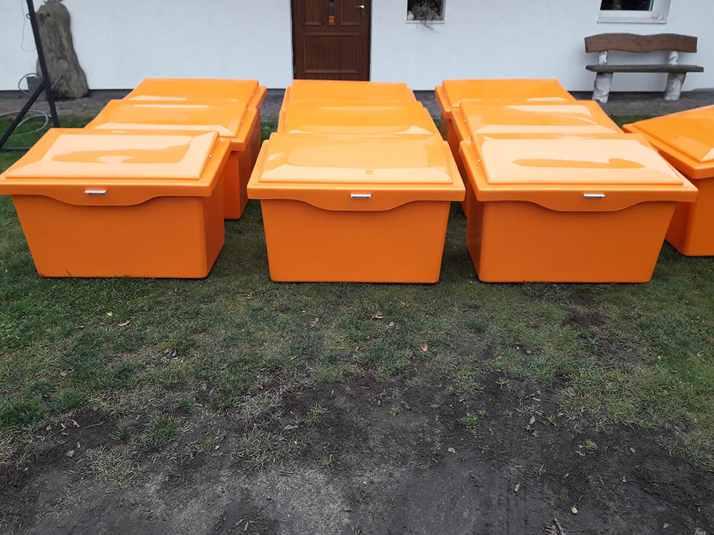 pojemniki z laminatu poliestrowego